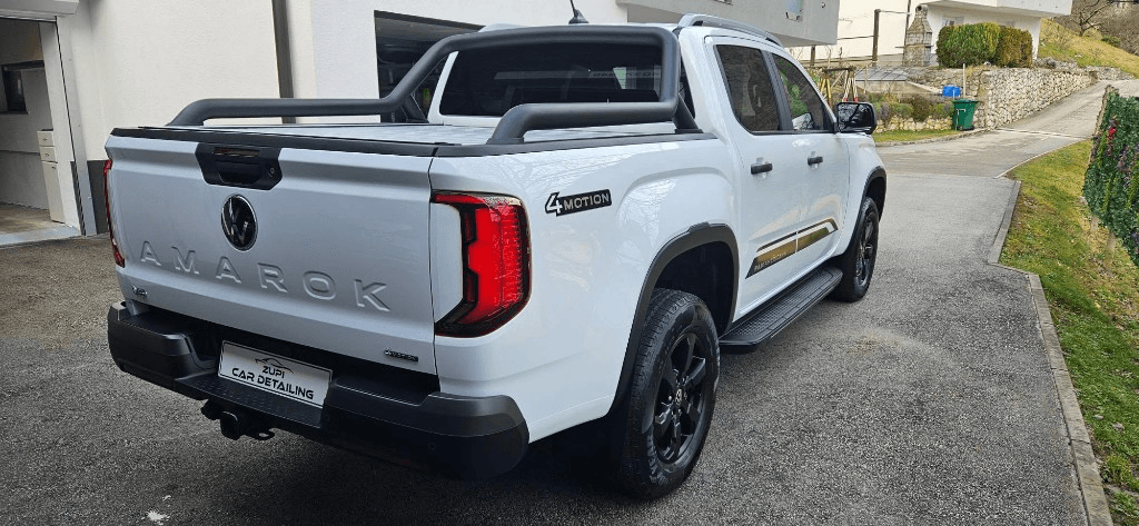 VW Amarok — zadnji pogled