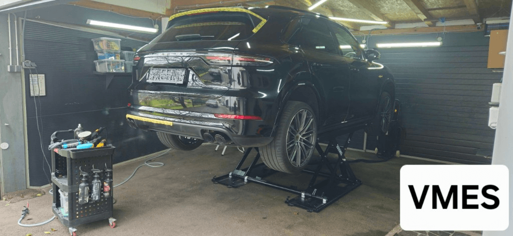 Porsche Cayenne med obdelavo v delavnici